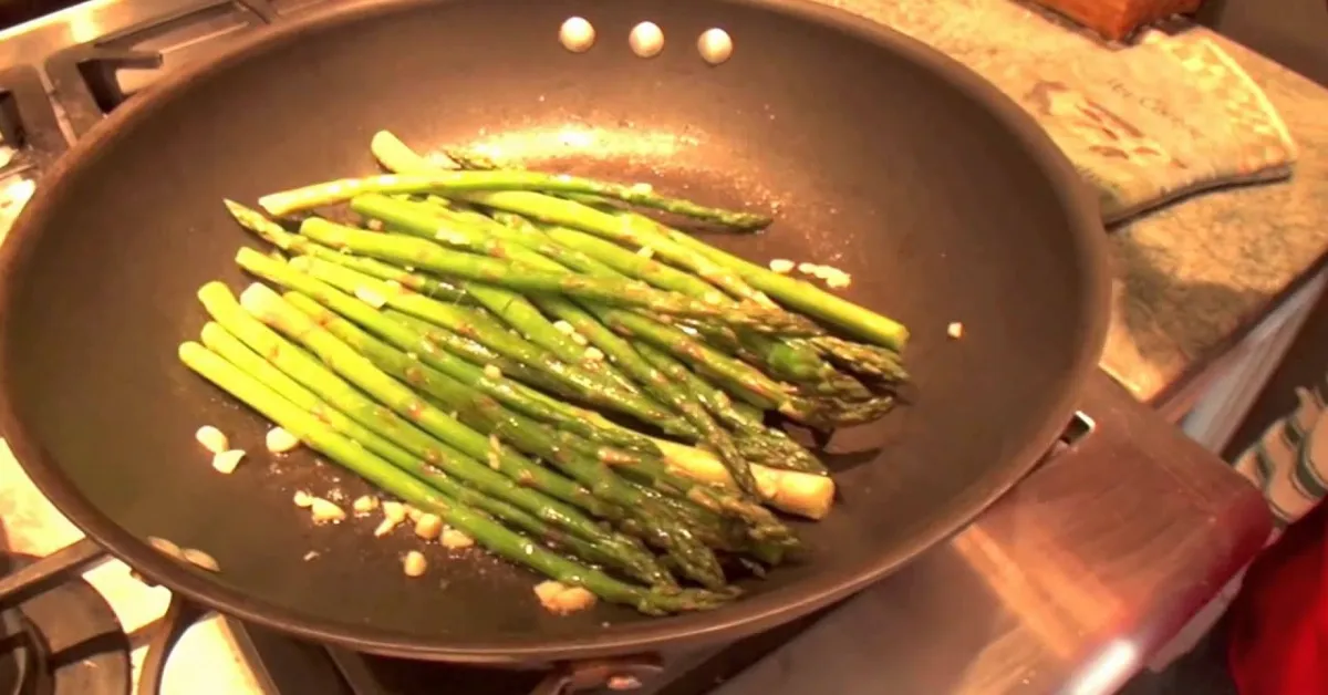 how do you cook asparagus in a pan