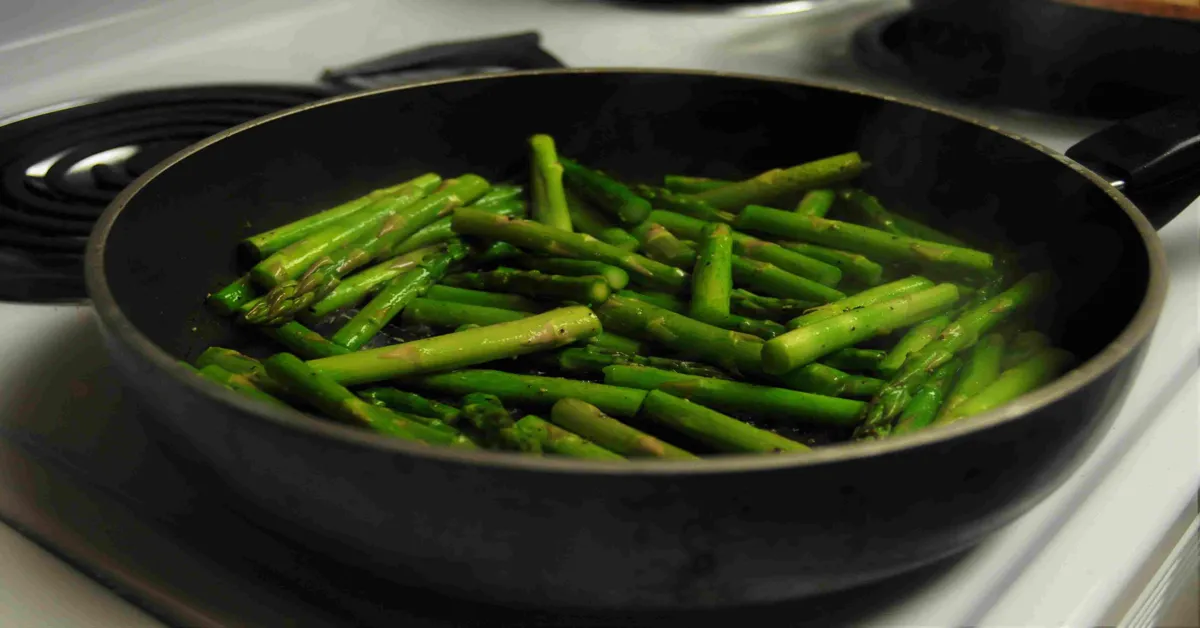 how to cook asparagus in a pan with water